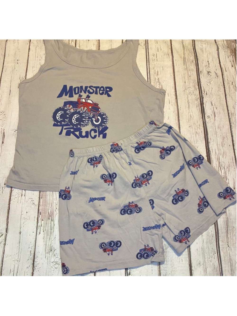 Monster Truck Pajama Set Size 150 equivalent to a 10/12
Cotton
Blue monster truc